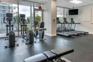 una palestra con un mucchio di attrezzi e finestre di Holiday Inn Orlando – Disney Springs® Area by IHG a Orlando