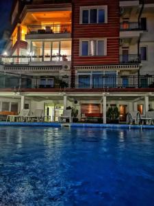une grande piscine en face d'un bâtiment dans l'établissement Villa Marta, à Ohrid