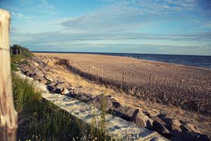 En strand vid eller i närheten av lägenheten