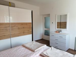 una camera con letto, cassettiera e specchio di Fani a Fiume (Rijeka)