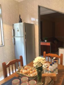een tafel met een koelkast en wat eten erop bij Pisos Turísticos Muxía- Teresa Barros -bajo- in Muxia