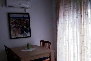 een tafel en stoelen met een tafel en een raam bij EIVISSA in Malgrat de Mar