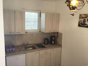 Kuchyňa alebo kuchynka v ubytovaní Apartmani Misic