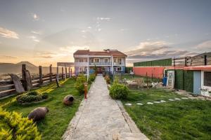 ein Haus auf einem Hügel mit einem Zaun in der Unterkunft Sahika Konukevi in Gokceada Town