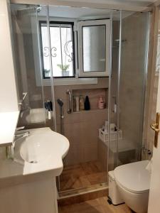 A bathroom at Kerry's Cosy Apartment