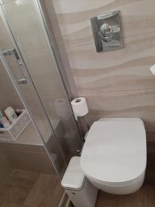 A bathroom at Kerry's Cosy Apartment
