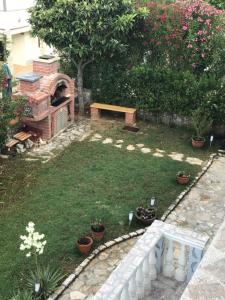 Vonkajšia záhrada v ubytovaní Apartmani Misic