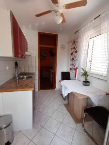 uma cozinha com uma mesa com um balcão branco em Apartments Ivanković em Stari Grad