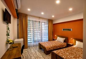 ein Hotelzimmer mit 2 Betten und einem Fenster in der Unterkunft Complex Sportiv Break in Mamaia