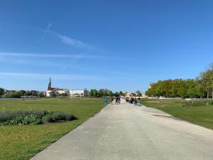 Gente caminando por un camino en un parque en Zimmer im UG direkt in der Innenstadt, Centrum, en Schwerin 7 fotos más