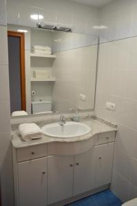 een badkamer met een wastafel en een spiegel bij Las Salinas in Playa de Gandia