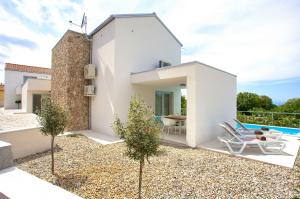 Villa con piscina en medio de un patio en Villa Rossa, en Županje