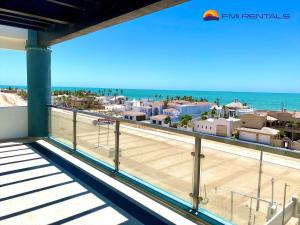 een balkon met uitzicht op het strand bij Linda Vista 513 in Puerto Peñasco