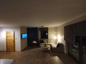 Telewizja i/lub zestaw kina domowego w obiekcie Apartamenty i Domki Mierzeja