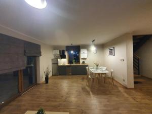 Kuchnia lub aneks kuchenny w obiekcie Apartamenty i Domki Mierzeja