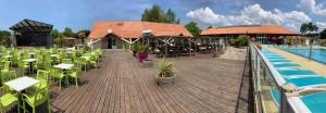 Bazén v ubytování MH 6-8p - tt équipé - WIFI inclus - camping 4e bord de lac nebo v jeho okolí
