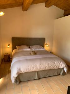 ein Schlafzimmer mit einem großen Bett mit weißer Bettwäsche in der Unterkunft ALZITEDDA in Porto-Vecchio