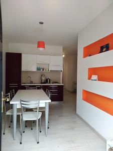 una cucina e una sala da pranzo con tavolo e sedie di B&B L'Acero a Casto