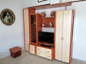 a entertainment center with a television in a living room at Ferienwohnungen Burgfrieden 6 in Cochem