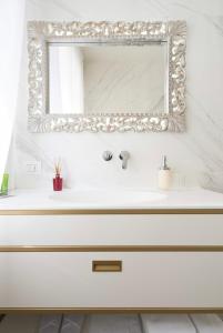 Ett badrum på Madonna Montecchi Luxury Suite in Verona