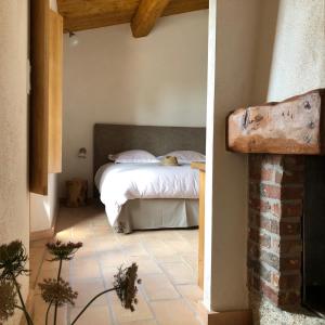 ein Schlafzimmer mit einem Bett in der Ecke eines Zimmers in der Unterkunft ALZITEDDA in Porto-Vecchio