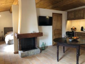 sala de estar con chimenea y mesa en ALZITEDDA, en Porto Vecchio