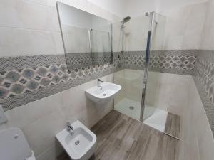 A bathroom at B&B IONIO