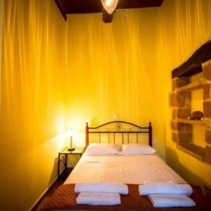 - une chambre avec un lit et 2 serviettes dans l'établissement Luxurious Stone Apartment 2, à Kerá