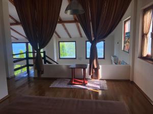 Villa Elen Kamen في ستروغا: غرفة معيشة مع طاولة وأريكة