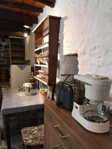 une cuisine avec un mixeur au-dessus d'un comptoir dans l'établissement Angelica, à Áno Sýros
