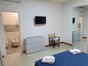 A bathroom at B&B IONIO