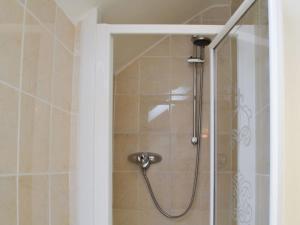 Kirkdale Cottage في هلمسلي: دش مع رأس دش في الحمام +41 صورة