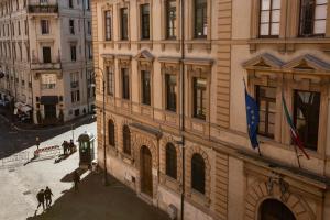 a building with a flag on the side of it at Sidus Suite in Rome