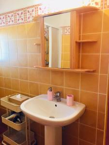 La salle de bains est pourvue d'un lavabo et d'un miroir. dans l'établissement Gaou Benat, village des fourches, Label patrimoine XXe siècle, à Bormes-les-Mimosas