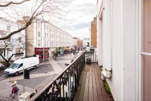 uma vista para a rua a partir de uma varanda de um edifício em All2Stay South Kensington Apartment em Londres