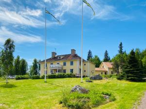ein Haus mit zwei Drachen, die in einem Hof fliegen in der Unterkunft Trollnäs Hotell in Svärdsjö