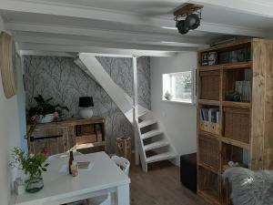 um quarto com uma mesa branca e algumas prateleiras em Mahil-Laya em Meppel