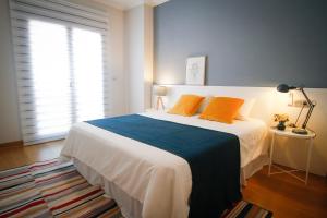 Postel nebo postele na pokoji v ubytování Atico lujo Sacratif Playa Granada