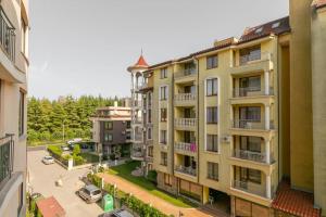 an overhead view of a building with a parking lot at Avalon appartament da Lary in Sunny Beach