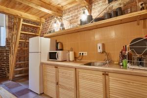 Una cocina con un refrigerador blanco y un fregadero. en Shelter, en Leópolis