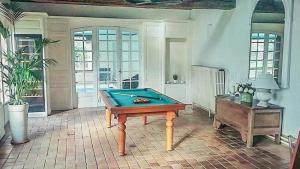 Biliardový stôl v ubytovaní Détente à la compagne piscine chauffée billard et baby foot