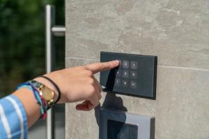a person pointing to a button on a mailbox at Viola Relais in Desenzano del Garda
