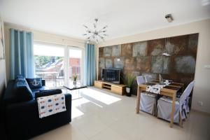 Televízia a/alebo spoločenská miestnosť v ubytovaní M&K Apartament Marynarski- Sobieszewo, Wyspa Sobieszewska