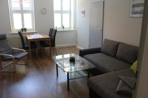 uma sala de estar com um sofá e uma mesa em Ferienwohnung Altstadtdomizil em Wernigerode