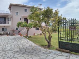 ein Tor vor einem Haus mit einem Hof in der Unterkunft Casa memories in Lefkada Town