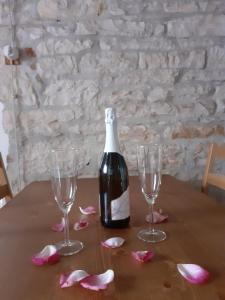 eine Flasche Wein und zwei Gläser auf dem Tisch in der Unterkunft Apartma Fiorina in Sečovlje