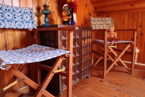 a room with a chair and a table in a cabin at Pensão José das Hortas in Costa Nova