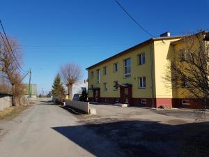 een geel en rood gebouw aan de straatkant bij Aia Apartment in Haapsalu
