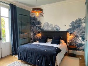 Säng eller sängar i ett rum på Maison Blanche Chartres - Maison d'hôtes 5 étoiles