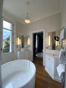 Ett badrum på Maison Blanche Chartres - Maison d'hôtes 5 étoiles